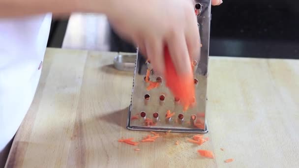 Cozinheiro Esfrega Cenouras Ralador — Vídeo de Stock