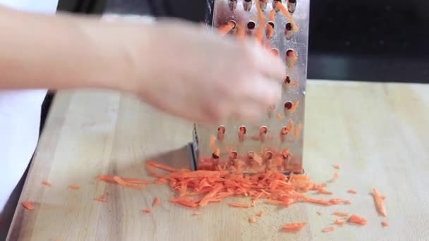 Повар Втирает Морковь Терку — стоковое видео