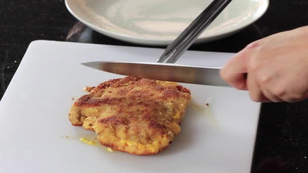 Preparando Cordão Caseiro Bleu Uma Cozinha — Vídeo de Stock