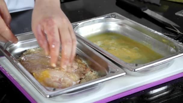 Voorbereiding Van Zelfgemaakte Cordon Bleu Een Keuken — Stockvideo