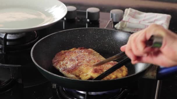 Préparation du cordon bleu maison dans une cuisine  