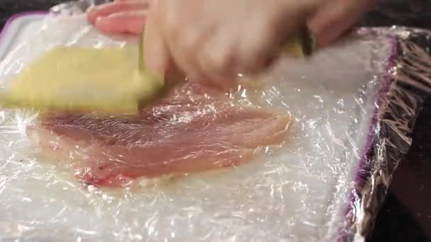 Подготовка Домашнего Кордона Блю Кухне — стоковое видео