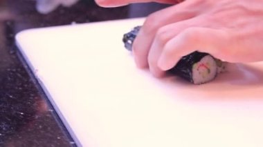 Portre manzara haddeleme suşi hazırlama işleminin. Bambu hasır Nori ve beyaz pirinç. 