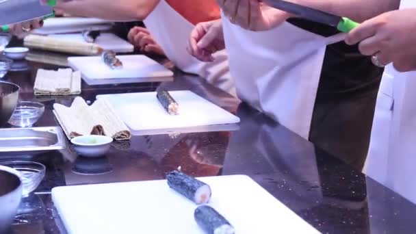 Nahaufnahme Des Herstellungsprozesses Von Rollendem Sushi Nori Und Weißer Reis — Stockvideo