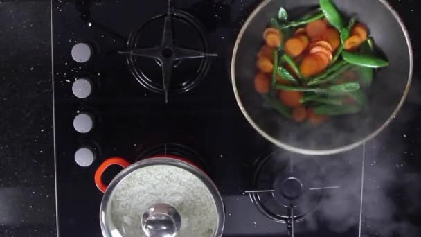 Hühnchen Paprika Und Grüne Bohnen Anbraten — Stockvideo