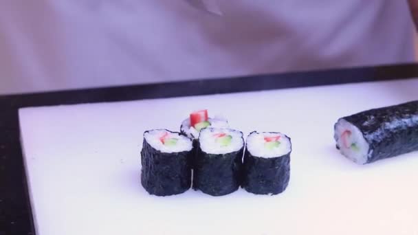 Nahaufnahme Des Herstellungsprozesses Von Rollendem Sushi Nori Und Weißer Reis — Stockvideo