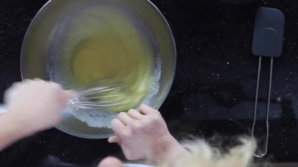 Σεφ Ζαχαροπλαστικής Αναμιγνύει Αυγά — Αρχείο Βίντεο