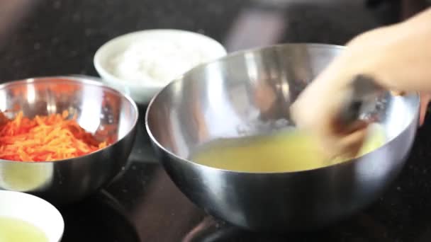 糕点厨师混合鸡蛋 — 图库视频影像