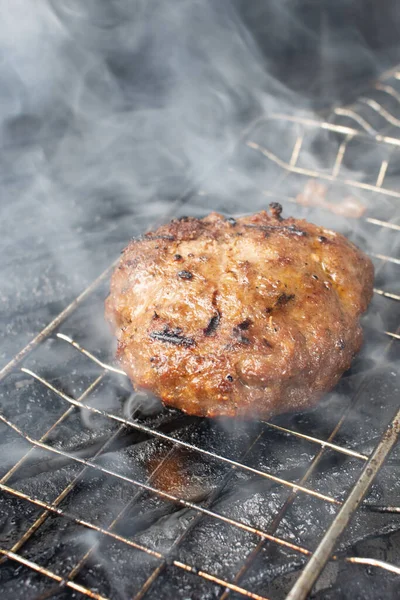 Hamburgers bakken op hete grill met vlammen — Stockfoto