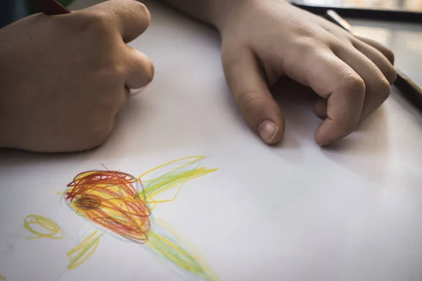 Dítě chlapecKresba s barevnými tužkami — Stock fotografie