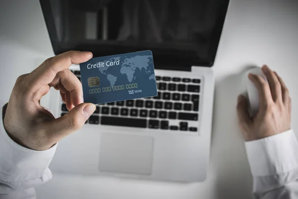 Mãos segurando cartão de crédito e usando laptop. Compras online — Fotografia de Stock