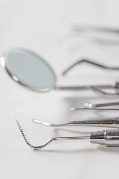 Dentist tools: mirror, dental probe and tweezers — Stock Photo, Image