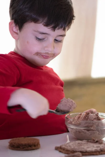 Kids boy making cake bakery in kitchen — Stock Photo, Image