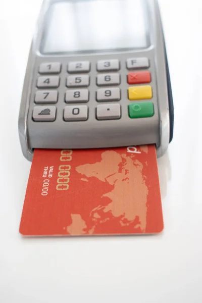 白色的红色信用卡和邮政终端 — 图库照片