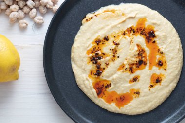 Zeytinyağı ve bezelyeli nefis ev yapımı humus makarna. Tahta masa. Sağlıklı yemek..