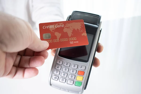 Рука клієнта, який платить безконтактною кредитною карткою з технологією НФК.. — стокове фото