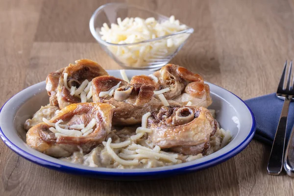 OSSO BUCO se sýrem a zeleninou v troubě. — Stock fotografie