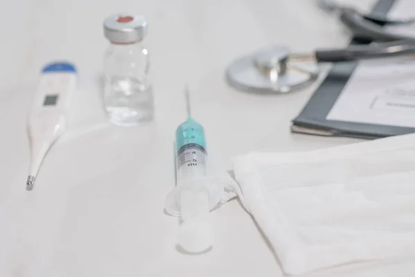 Tıbbi Şırınga İlaç Malzemeleri Steteskop beyaz üzerine — Stok fotoğraf