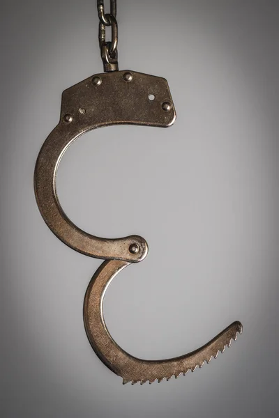 Сталевий метал наручники на білому тлі ізольовані — стокове фото