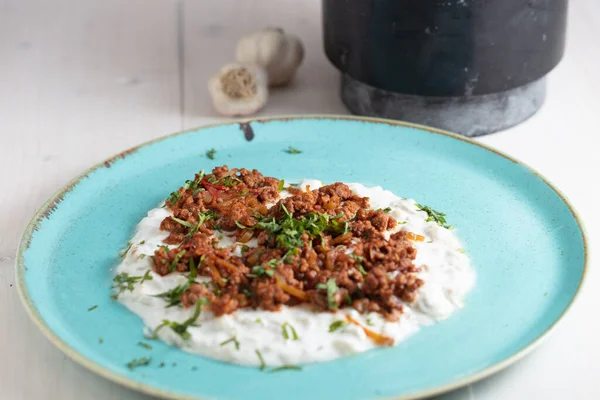 Turco e arabo Ramadan tradizionale Kebab Ali Nazik su sfondo bianco in legno rustico. — Foto Stock