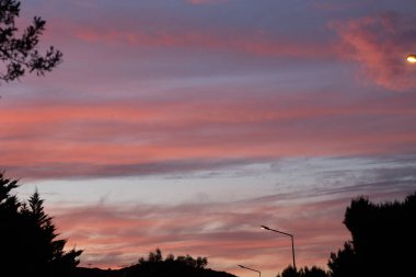 Urla, İzmir, Türkiye 'de dramatik gün batımı manzarası.
