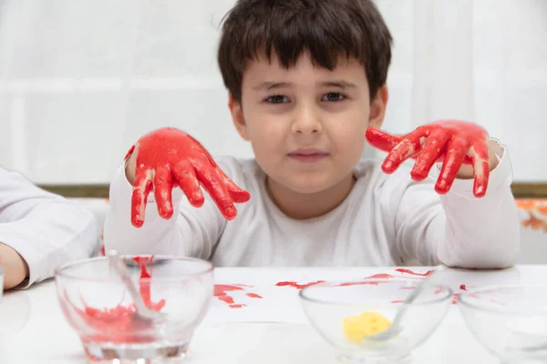 Child Finger Painting Home Paper Covid Time Inglés Quedarse Casa — Foto de Stock