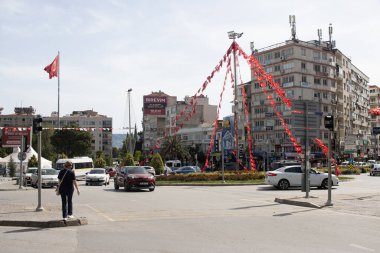 İzmir, Türkiye - 13 Mayıs 2020: İzmir 'de Cumhuriyet Meydanı manzarası. Bornova, Türkiye 'de İzmir' de daha popülerdir..