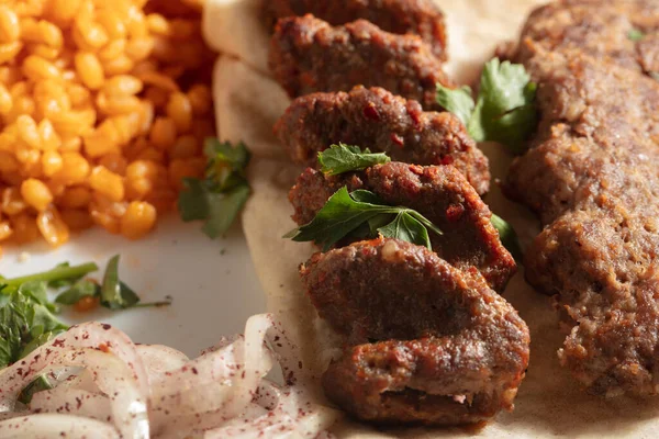 Turco Adana Kebab Com Legumes Placa — Fotografia de Stock