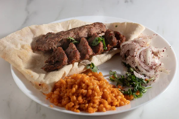 土耳其Adana Kebab 盘子里有蔬菜 — 图库照片