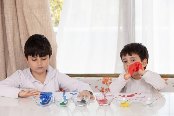 Close up young boy painting with colorful hands. Art, creativity and painting concept — Stock Photo, Image