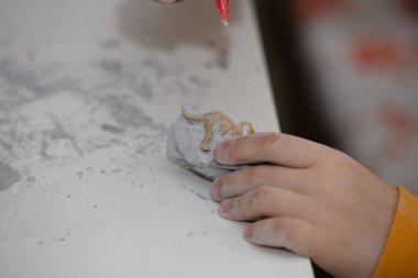 Küçük bir arkeoloğun fosillerini bulmak için kullanılan eğitici bir oyun.