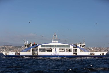 İzmir, Türkiye, 20 Mayıs 2020 - İzmir feribotu İzmir 'deki Bostanli iskelesine gidiyor.