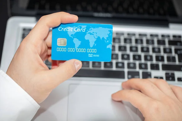 Close up of man with laptop computer and credit card at home. — Stock Photo, Image