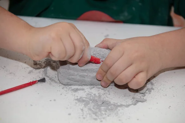 Obrázek vzdělávací hry pro nalezení fosílie pro malého archeologa, s dětskými prackami kopat — Stock fotografie