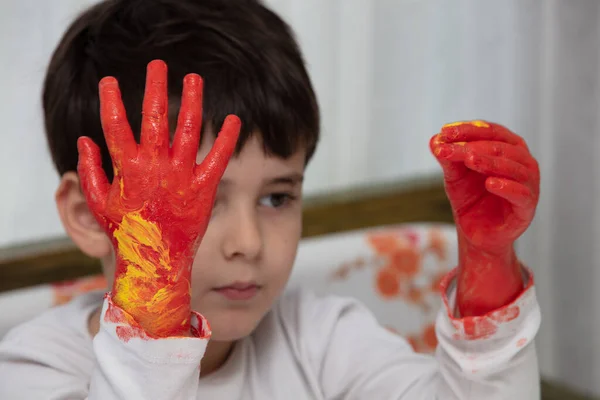 Primer plano joven pintura con manos coloridas. Concepto de arte, creatividad y pintura — Foto de Stock