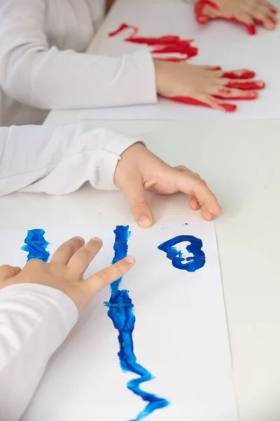 Zblízka mladý chlapec malování s barevnými rukama. Umění, kreativita a malířství koncepce — Stock fotografie