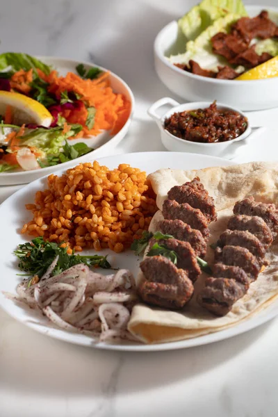 Kebap tradizionale di Adana con insalata su bianco — Foto Stock