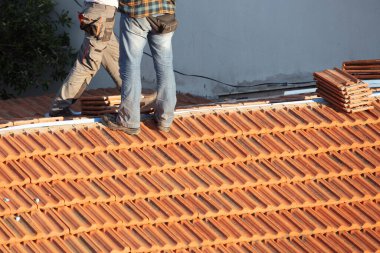 İnşaat İşçisi Döşeme Çatı Tamiri Güneşli bir gün