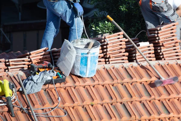 Bouw Werknemer Tegel dakbedekking Reparatie zonnige dag — Stockfoto