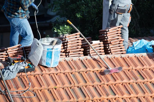 Construção trabalhador telha telhadura Reparação dia ensolarado — Fotografia de Stock