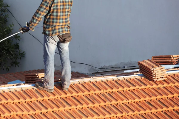 Construcción Azulejo del trabajador Reparación de techos día soleado —  Fotos de Stock