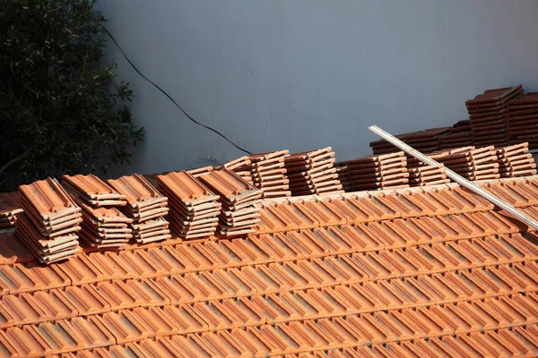 Bouw Werknemer Tegel dakbedekking Reparatie zonnige dag — Stockfoto