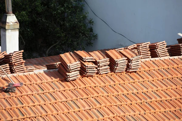 Construcción Azulejo del trabajador Reparación de techos día soleado —  Fotos de Stock