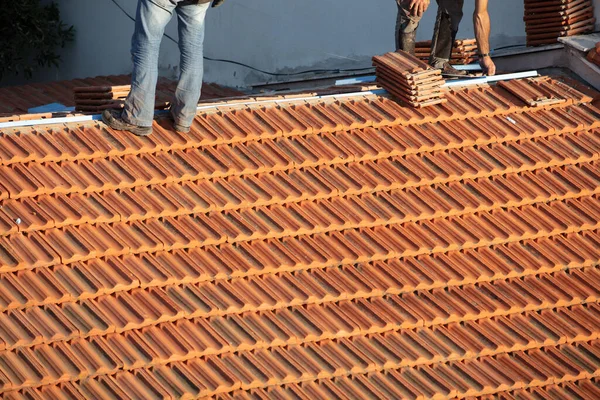 Bouw Werknemer Tegel dakbedekking Reparatie zonnige dag — Stockfoto