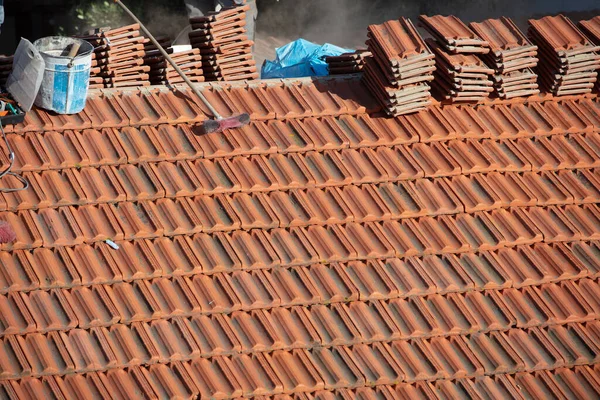 Construcción Azulejo del trabajador Reparación de techos día soleado —  Fotos de Stock