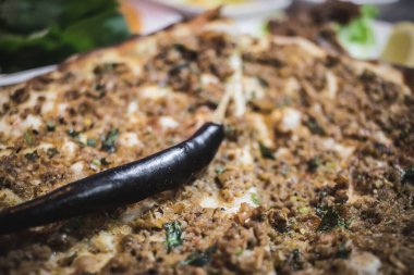 Türk yemekleri, Türk pizzası, Lahmacun ve kırmızı biber.