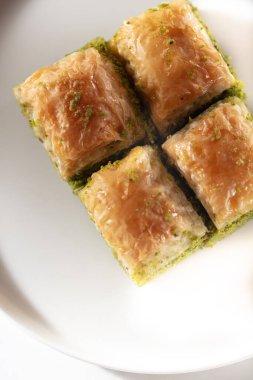 Geleneksel, lezzetli Türk baklavası beyaz tabakta