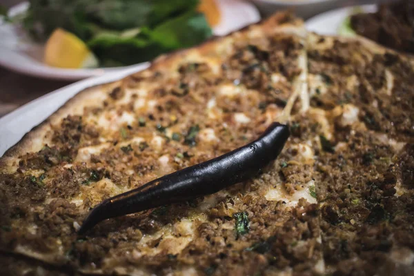 Comida turca, pizza turca, Lahmacun com pimenta vermelha — Fotografia de Stock