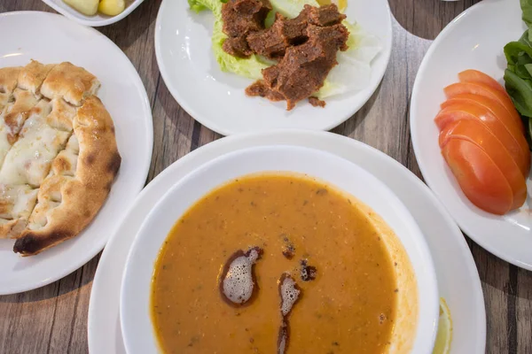 Tradycyjna turecka zupa soczewicowa na rustykalnym drewnianym stole — Zdjęcie stockowe