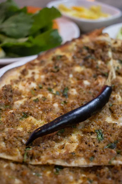 Comida turca, pizza turca, Lahmacun com pimenta vermelha — Fotografia de Stock